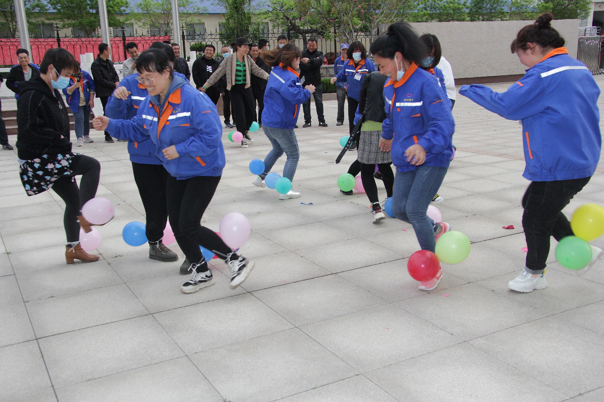 公司工会组织庆五一竞技活动——踩气球